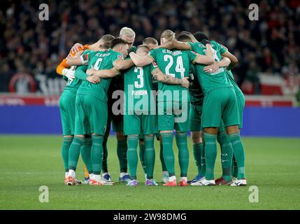 Augsburger Spieler bilden vor dem Spiel einen Kreis . Sport: Fussball: 1. Bundesliga : Saison 23/24: VfB Stuttgart -FC Augsburg, Fussball Bundesliga, 20.12.2023. Foto: RALF POLLER/AVANTI Nur für journalistische Zwecke! Solo per uso editoriale! gemäß den Vorgaben der DFL Deutsche Fußball Liga ist es untersagt, in dem Stadion und/oder vom Spiel angefertigte Fotoaufnahmen in forma von Sequenzbildern und/oder videoähnlichen Fotostrecken zu verwerten bzw. verwerten zu lassen. Le normative DFL vietano l'uso di fotografie come sequenze di immagini e/o quasi-video. Foto Stock