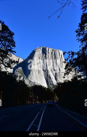 Vista della maestosa montagna di granito di El Capitan vista da giù nella valle di Yosemite in una giornata di sole con cielo azzurro Foto Stock