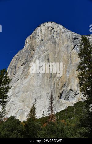 Vista della maestosa montagna di granito di El Capitan vista da giù nella valle di Yosemite in una giornata di sole con cielo azzurro Foto Stock