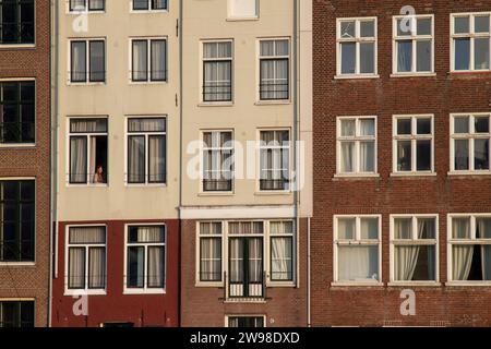 Una vista aerea di un paesaggio urbano caratterizzato da vecchi edifici utilizzati come installazione artistica all'aperto Foto Stock