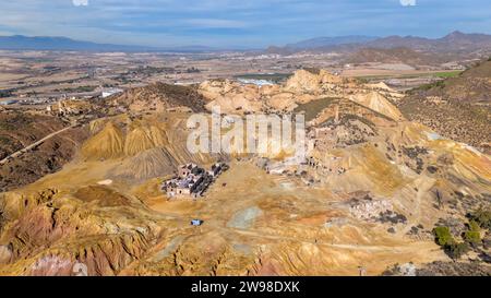 Foto aerea con drone delle miniere abbandonate nella città di Mazarron, nel sud della Spagna. Foto Stock