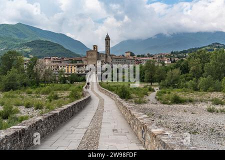 Una vista mozzafiato di Bobbio, Emilia-Romagna, Italia, con il suo simbolo, il Ponte Vecchio. Foto Stock