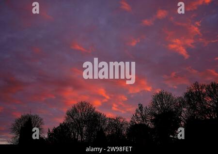 Durtal, Francia. 20 dicembre 2023. © PHOTOPQR/LE COURRIER DE l'OUEST/AURELIEN BREAU ; DURTAL ; 24/12/2023 ; LE CIEL A PRIS une COULEU FEU JUSTE AVANT LE COUCHER DE SOLEIL LE 24 DICEMBRE 2023 Un inferno di Natale DURTAL al tramonto nella Francia nord-occidentale credito: MAXPPP/Alamy Live News Foto Stock