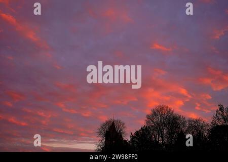 Durtal, Francia. 20 dicembre 2023. © PHOTOPQR/LE COURRIER DE l'OUEST/AURELIEN BREAU ; DURTAL ; 24/12/2023 ; LE CIEL A PRIS une COULEU FEU JUSTE AVANT LE COUCHER DE SOLEIL LE 24 DICEMBRE 2023 Un inferno di Natale DURTAL al tramonto nella Francia nord-occidentale credito: MAXPPP/Alamy Live News Foto Stock