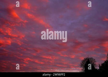 Durtal, Francia. 20 dicembre 2023. © PHOTOPQR/LE COURRIER DE l'OUEST/AURELIEN BREAU ; DURTAL ; 24/12/2023 ; LE CIEL A PRIS une COULEU FEU JUSTE AVANT LE COUCHER DE SOLEIL LE 24 DICEMBRE 2023 Un inferno di Natale DURTAL al tramonto nella Francia nord-occidentale credito: MAXPPP/Alamy Live News Foto Stock