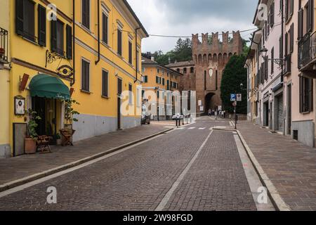 Una vista su San Colombano al Lambro, una cittadina della provincia di Milano famosa per il suo vino, l'Italia. Foto Stock