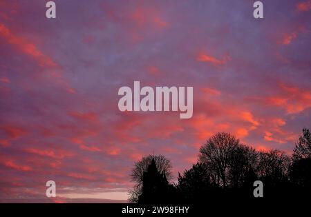 Durtal, Francia. 20 dicembre 2023. © PHOTOPQR/LE COURRIER DE l'OUEST/AURELIEN BREAU ; DURTAL ; 24/12/2023 ; LE CIEL A PRIS une COULEU FEU JUSTE AVANT LE COUCHER DE SOLEIL LE 24 DICEMBRE 2023 Un inferno di Natale DURTAL al tramonto nella Francia nord-occidentale credito: MAXPPP/Alamy Live News Foto Stock