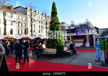 Persone che visitano il mercatino di natale di Bruxelles in un giorno d'inverno soleggiato Foto Stock