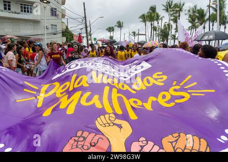 Salvador, Bahia, Brasile - 8 marzo 2020: I manifestanti vengono visti durante la giornata internazionale della donna nella città di Salvador, Bahia. Foto Stock