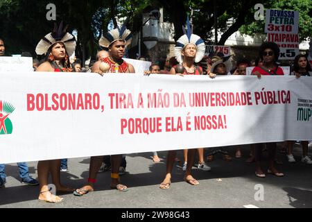 Salvador, Bahia, Brasile - 30 maggio 2019: Le persone protestano, con striscioni, contro i tagli ai fondi per l'istruzione da parte del presidente Jair Bolsonaro nell'ic Foto Stock