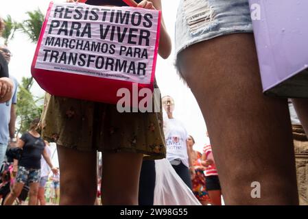 Salvador, Bahia, Brasile - 8 marzo 2020: Proteste degli attivisti durante la marcia della giornata della donna nella città di Salvador, Bahia. Foto Stock