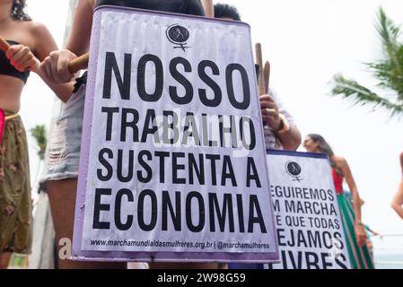 Salvador, Bahia, Brasile - 08 marzo 2020: I manifestanti sono visti nella giornata della donna protestando contro il machismo. Città di Salvador, Bahia. Foto Stock