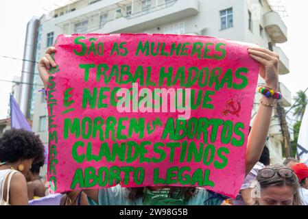 Salvador, Bahia, Brasile - 8 marzo 2020: Proteste degli attivisti durante la marcia della giornata della donna nella città di Salvador, Bahia. Foto Stock