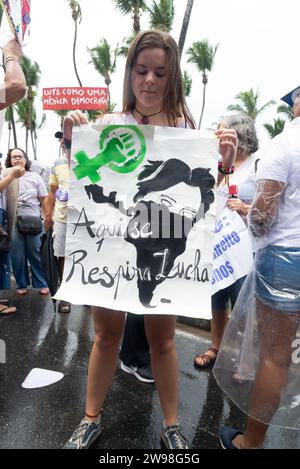 Salvador, Bahia, Brasile - 8 marzo 2020: Le donne sono viste protestare durante la marcia della giornata delle donne nella città di Salvador, Bahia. Foto Stock