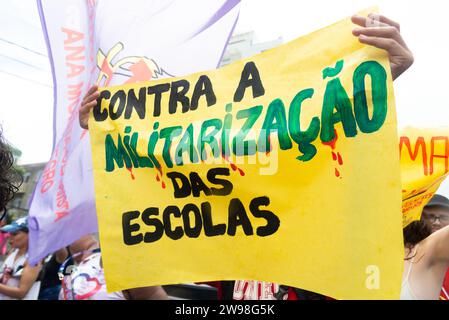 Salvador, Bahia, Brasile - 8 marzo 2020: Proteste contro la militarizzazione delle scuole pubbliche in Brasile. Città di Salvador, Bahia. Foto Stock