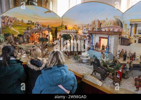 Langenenslingen, Germania. 25 dicembre 2023. Gli escursionisti danno un'occhiata al presepe nella chiesa di S.. James a Dürrenwaldstetten il giorno di Natale. Crediti: Thomas Warnack/dpa/Alamy Live News Foto Stock