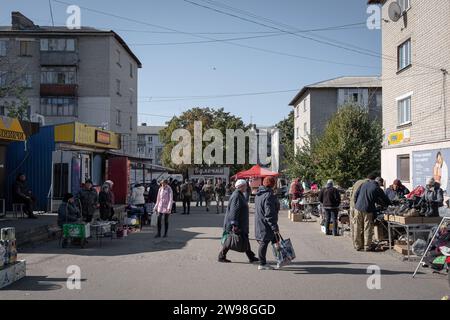 Kupiansk, Ucraina. 12 ottobre 2023. Attualmente in città, il centro della vita sociale ruota intorno a un piccolo bazar nel centro della città. Il 10 settembre 2023, le autorità ucraine hanno annunciato l'evacuazione obbligatoria degli insediamenti nell'area di Kupiansk, sulla riva orientale del fiume Oskol'", comprese parti della stessa Kupiansk. Meno di un anno dopo essere stata liberata dall'esercito ucraino, la città e i suoi sobborghi, essendo un importante nodo ferroviario e stradale collegato direttamente alla Russia stessa, divennero nuovamente un importante obiettivo militare, messo in pericolo dall'offensiva russa. (Credito Foto Stock