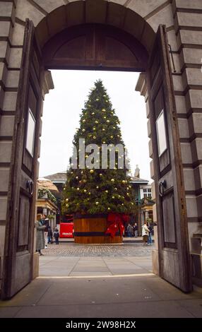 Londra, Regno Unito. 25 dicembre 2023. Il treet di Natale a Covent Garden in un giorno di Natale intramontabile. Le temperature miti, che raggiungono i 13 gradi Celsius nella capitale, seguono la vigilia di Natale più calda degli ultimi 20 anni. Credito: Vuk Valcic/Alamy Live News Foto Stock