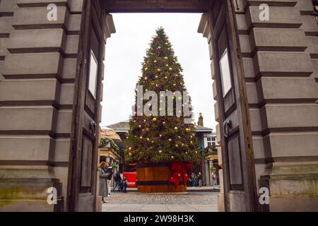 Londra, Regno Unito. 25 dicembre 2023. Il treet di Natale a Covent Garden in un giorno di Natale intramontabile. Le temperature miti, che raggiungono i 13 gradi Celsius nella capitale, seguono la vigilia di Natale più calda degli ultimi 20 anni. Credito: Vuk Valcic/Alamy Live News Foto Stock