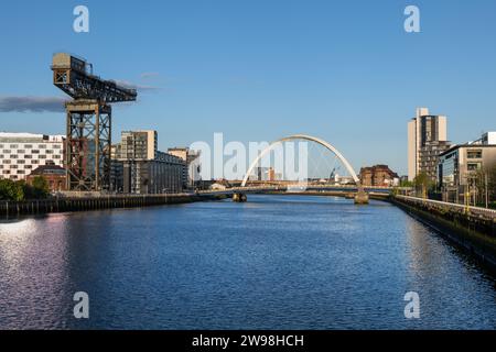 Skyline con Finnieston Crane e il ponte Clyde Arc sul fiume Clyde al tramonto nella città di Glasgow in Scozia, Regno Unito. Foto Stock