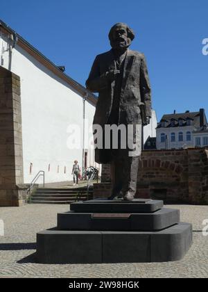 Karl-Marx-Statua Karl-Marx-Statua ist ein Denkmal auf dem Simeonstiftplatz a Treviri. Geschenk der Volksrepublik China *** la statua di Karl Marx è un monumento sulla Simeonstiftplatz a Treviri dono della Repubblica Popolare Cinese Copyright: XStopperx/xEibner-Pressefotox EP asr Foto Stock