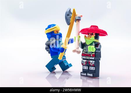 Combattimenti con minifigure LEGO ninjago, scene di combattimento con il giocattolo lego, Jay vs Bone Hunter ninjago Foto Stock
