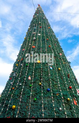 Albero di Natale decorato in Kuk Saroy Square Samarcanda Uzbekistan Asia centrale Foto Stock