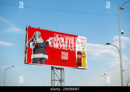 Cartellone pubblicitario Coca-Cola Santa Christmas a Smarkand, Uzbekistan, Asia centrale Foto Stock