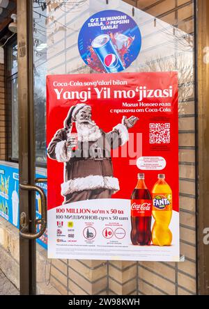 Poster natalizio Coca-Cola Santa in un negozio di Smarkand, Uzbekistan, Asia centrale. Adesivo Pepsi Foto Stock