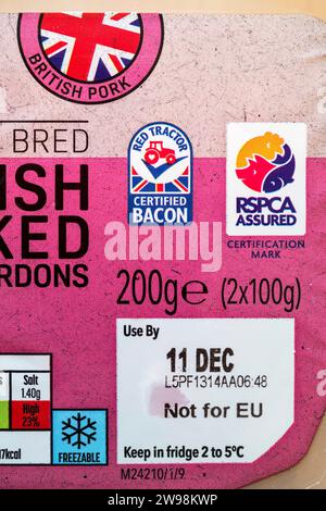 Un pacchetto di Bacon Lardons britannici affumicati allevati all'aperto Co-Op con etichetta non per l'Unione europea. Foto Stock