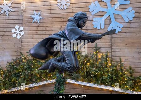 La statua di Harry Potter in Scenes in the Square, Londra, Inghilterra, Regno Unito Foto Stock