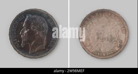 5 franchi dall'Impero Francia di Napoleone III, 1867 , 1867 moneta moneta d'argento. Fronte: La testa dell'imperatore a sinistra. In basso a destra della lettera A [= Parigi]. Rovescio: Tra il mantello coronato, su cui l'ordine del Cavaliere con gioiello è appeso intorno allo stemma, dietro il quale due barre incrociate. Sotto l'anno. Bordo di uscita. Argento Parigi (metallo) percussione (lavorazione dei metalli) Foto Stock
