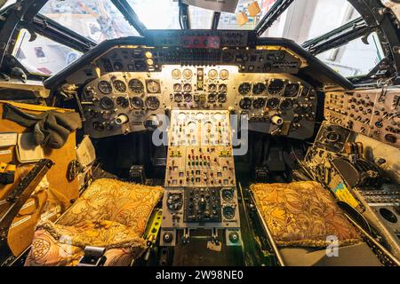 Interno della sezione di pilotaggio di un bombardiere britannico Handley Page Victor dismesso dal periodo della guerra fredda del 1950. Vista pilota e copilota. Foto Stock