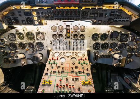 Interno della sezione di pilotaggio di un bombardiere britannico Handley Page Victor dismesso dal periodo della guerra fredda del 1950. Vista pilota e copilota. Foto Stock