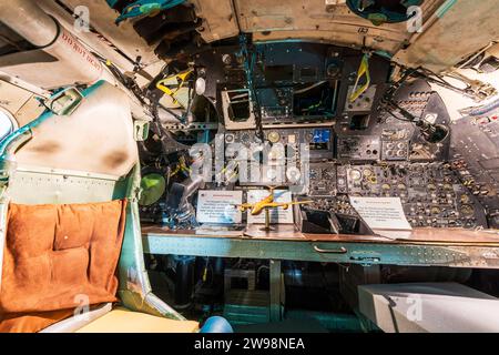 Interno, sezione cabina di pilotaggio di un bombardiere britannico Handley Page Victor dismesso dal periodo della guerra fredda del 1950. Pannello di navigazione e comunicazione. Foto Stock