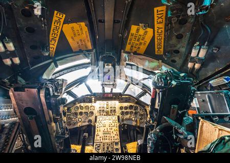 Interno della sezione di pilotaggio di un bombardiere britannico Handley Page Victor dismesso dal periodo della guerra fredda del 1950. Vista pilota e copilota. Foto Stock