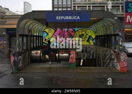 I graffiti hanno coperto l'ingresso della metropolitana alla stazione della Repubblica di Milano Foto Stock