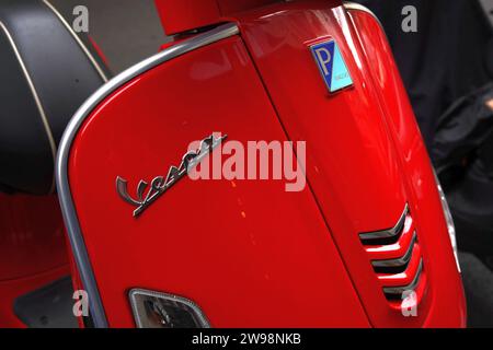 Motorini Vespa a Milano, Italia Foto Stock