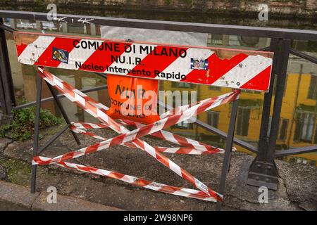 Rosso e bianco, barriera di manutenzione pubblica e segnaletica a Milano, Italia Foto Stock