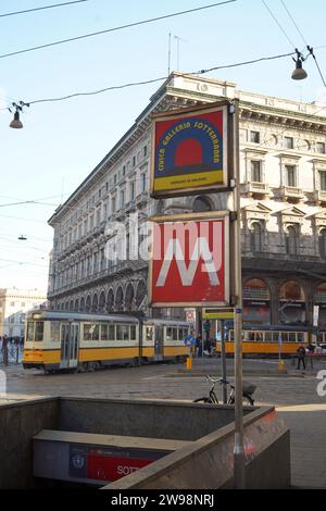 Metropolitana e altre indicazioni a Milano, Italia Foto Stock