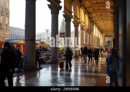 Persone che camminano sotto gli archi della Galleria Vittorio Emanuele II a Milano, Italia al tramonto. Foto Stock