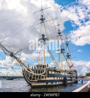 Immagine di una nave da guerra a San Pietroburgo. Concetto di turismo Foto Stock