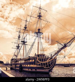 Immagine di una nave da guerra a San Pietroburgo. Concetto di turismo Foto Stock