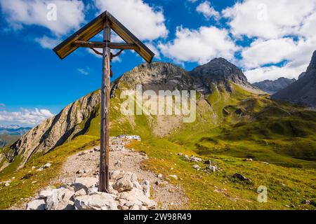 Incrocio a Rappensee, dietro Linkerskopf, 2459 m, e Rotgundspitze, 2485 m, Allgaeu Alps, Allgaeu, Baviera, Germania Foto Stock