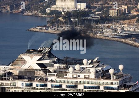 Inquinamento causato da navi da crociera, Celebrity Infinity da Celebrity Cruises e MSC musica nel porto delle navi da crociera. MSC musica soffia di scarichi scuri Foto Stock