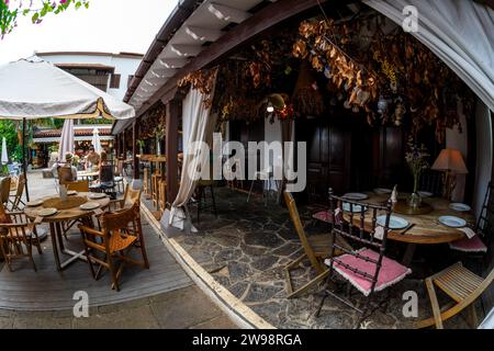 ICOD DE LOS VINOS, TENERIFE - 28 LUGLIO 2023: Accogliente caffetteria in una cittadina di mare sulla costa atlantica. Foto Stock