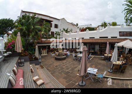 ICOD DE LOS VINOS, TENERIFE - 28 LUGLIO 2023: Accogliente caffetteria in una cittadina di mare sulla costa atlantica. Foto Stock