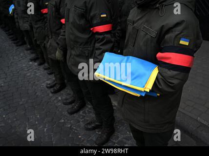 Soldati ucraini si levano in piedi durante la cerimonia di funerali. servizio commemorativo Foto Stock