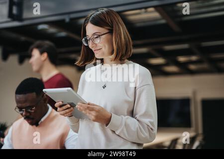 Il team aziendale collabora alla pianificazione strategica, alla ricerca di mercato e all'innovazione in un ufficio aziendale per favorire l'espansione globale e la crescita dei profitti. Foto Stock