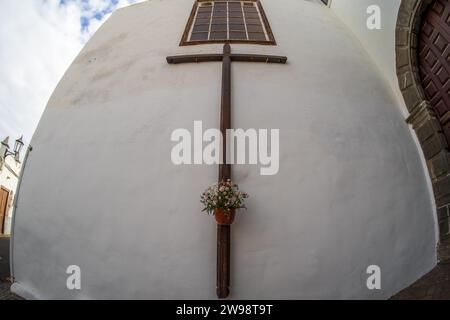 Croce con fiori sulle pareti della chiesa di Santa Ana (Iglesia de Santa Ana). Piccola cittadina di Garachico. Tenerife. Isole Canarie. Spagna. Foto Stock